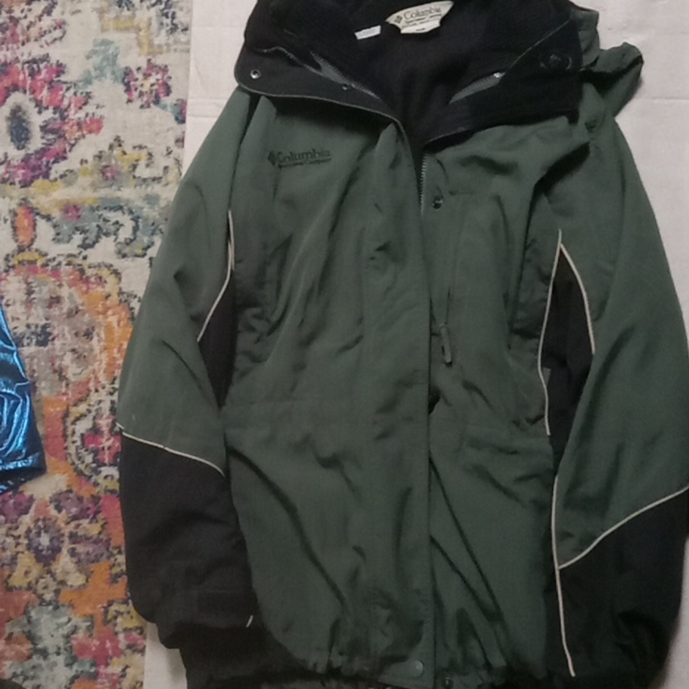 Columbia forest green and black semi lightweight jacket